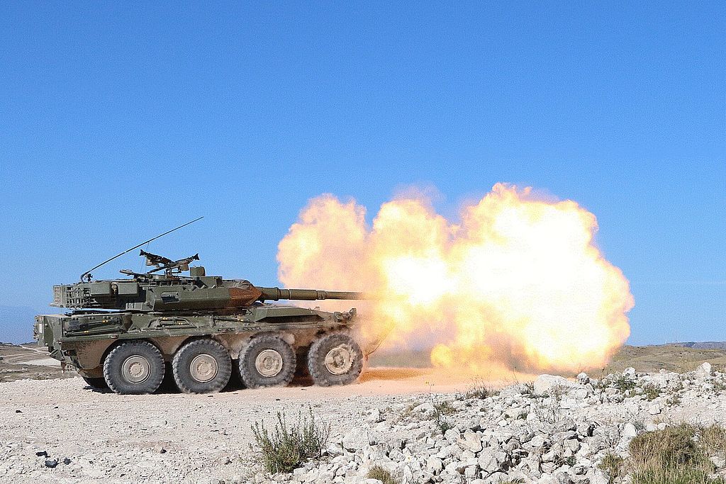 VRC Centauro abriendo fuego con su cañón de 105 mm. (Ejército de Tierra)